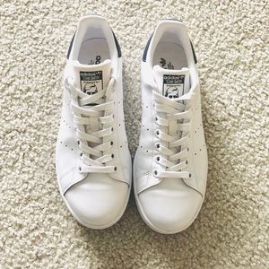 Women’s Adidas Stan Smith Sneakers 6.5 white/navy